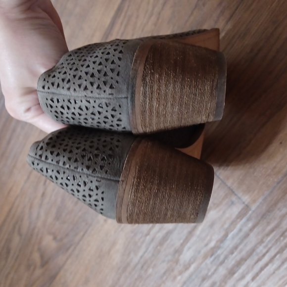 Vince Camuto perforated leather heel booties/ size 8 - Picture 3 of 6